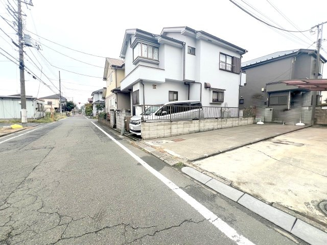 武蔵村山市大南3丁目　中古戸建　の前面道路含む現地写真