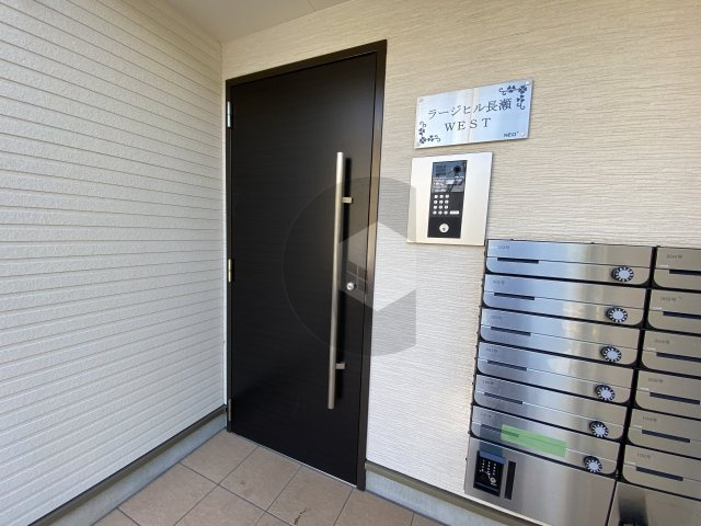 ラージヒル長瀬WESTのエントランス