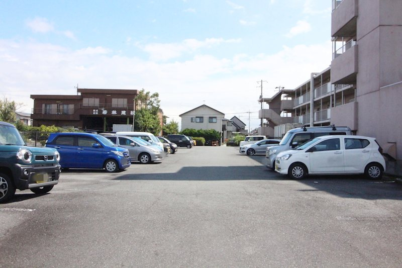 メゾン興国の駐車場