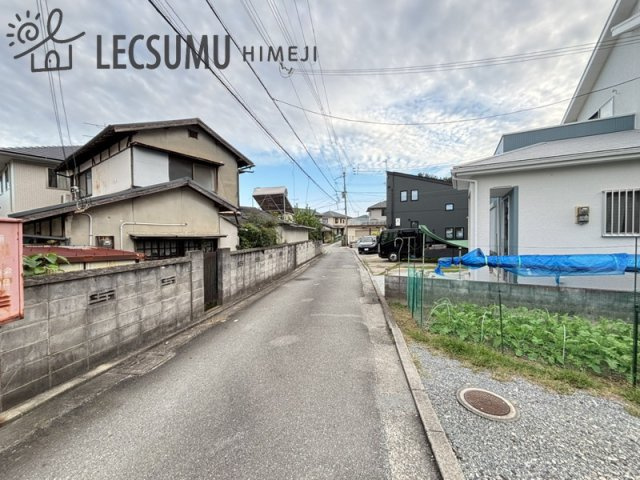 姫路市仁豊野/中古戸建の前面道路含む現地写真