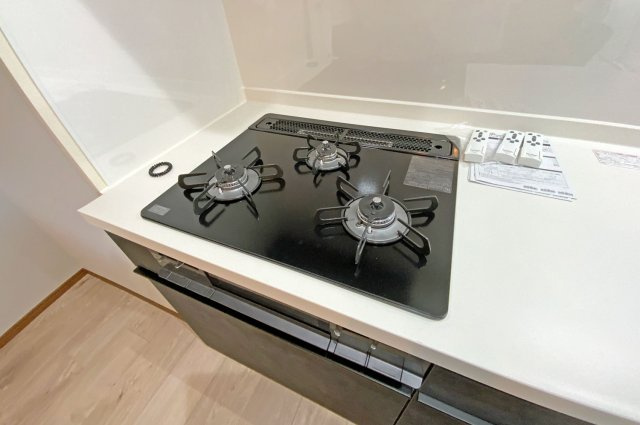 朝日プラザ西舞子のキッチン|三口コンロ