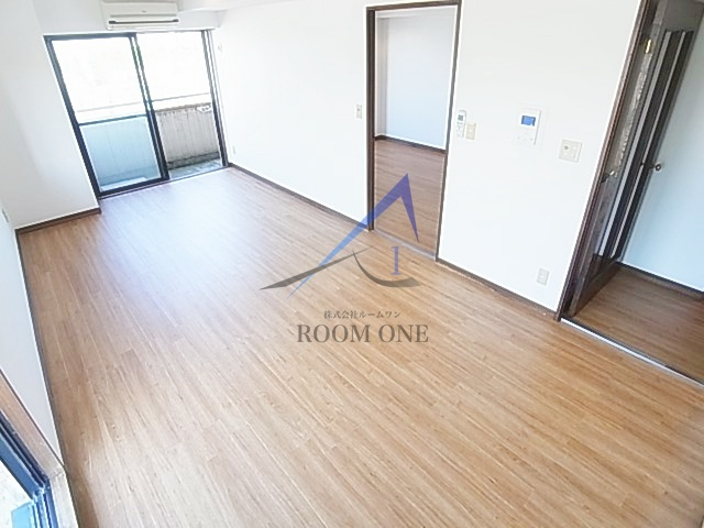 綾東ヴィレッジ弐番館の居間・リビング|洋室のお部屋です。