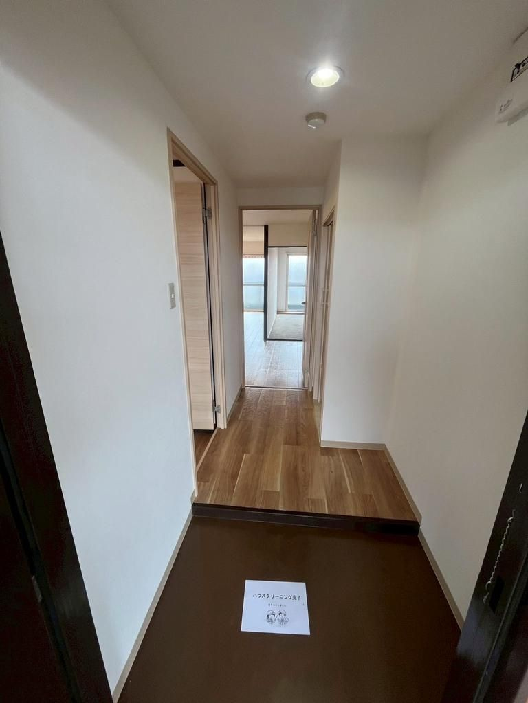 ニードハイツの玄関