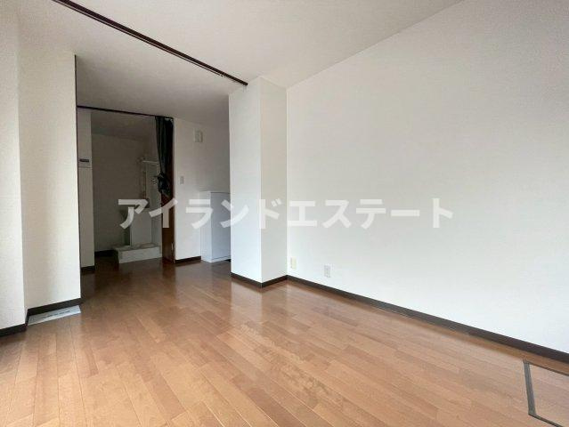 メゾン薗田　シャワールーム　独立洗面台　陽当たり良好の居間・リビング