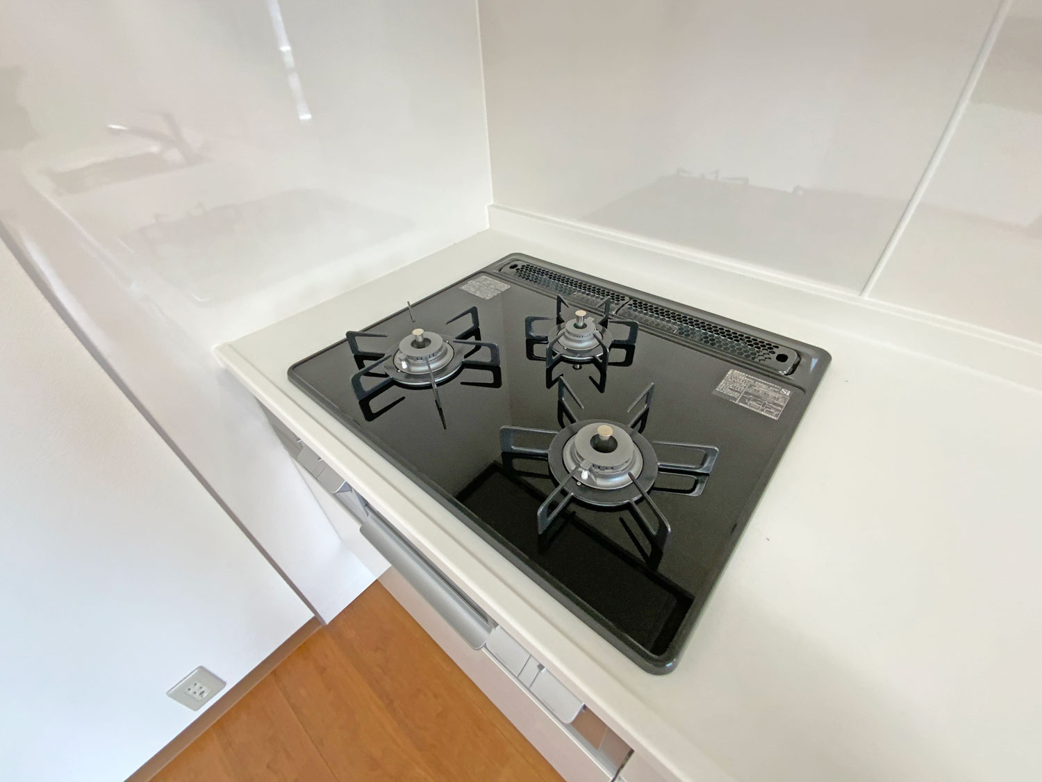 万葉ハイツ舞子のキッチン|三口コンロ