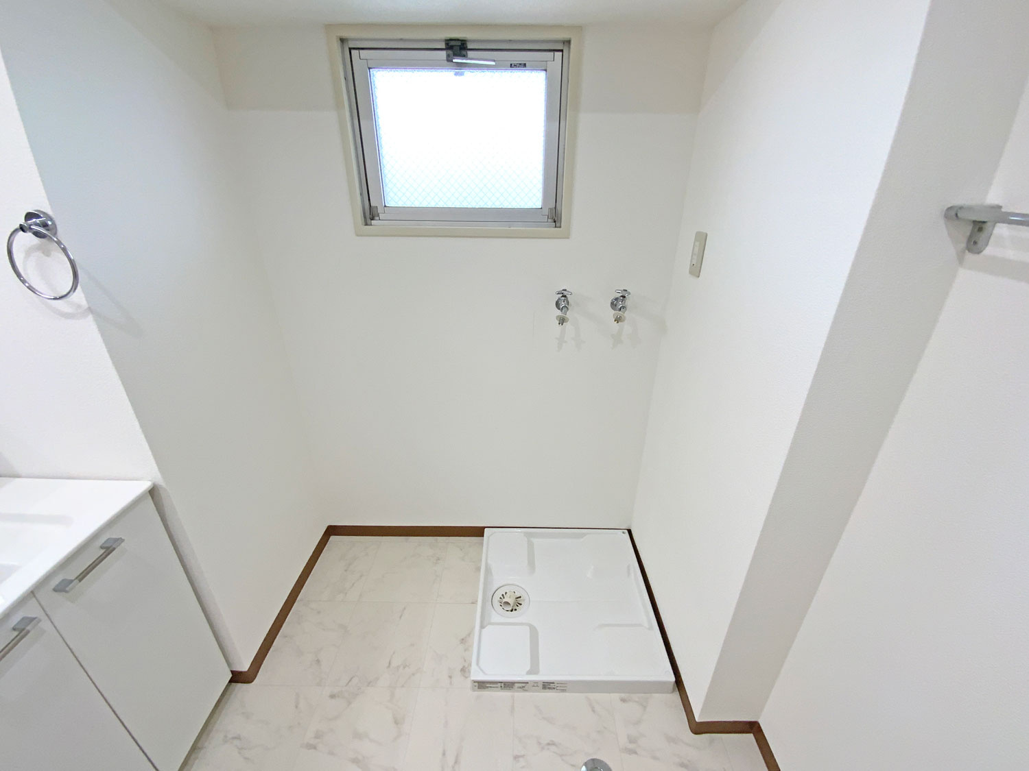 万葉ハイツ舞子のランドリースペース|洗面室