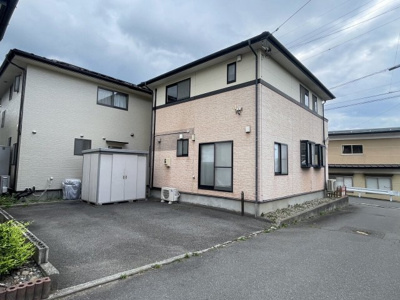 【外観】 | 岡谷市長地小萩1丁目 中古住宅⑤ | 外観・駐車場と前面道路