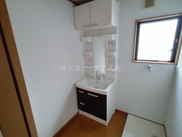 【独立洗面台】 | 坂戸市にっさい花みず木３丁目 | 独立洗面台、小物を置くことができて便利です