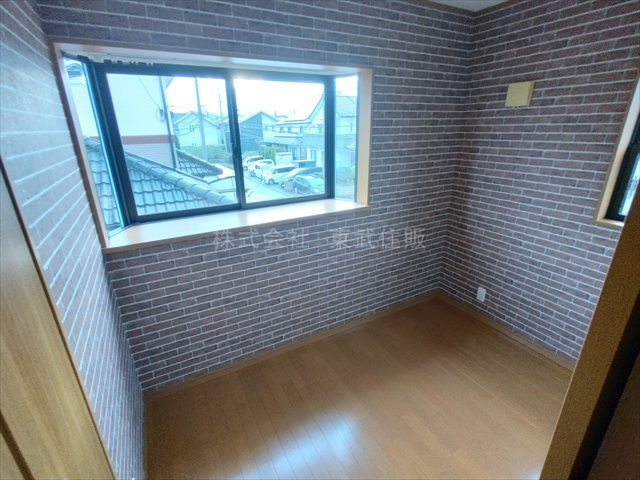 【洋室】 | 坂戸市にっさい花みず木３丁目 | 洋室北西側、使い勝手のいい洋室です