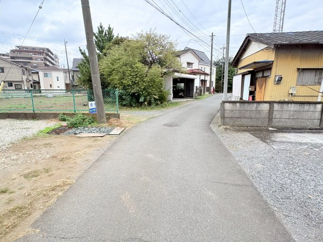 狭山市鵜ノ木　建築条件なし売地　「入間市駅」徒歩15分　敷地140坪　【入間川小学区】の前面道路含む現地写真