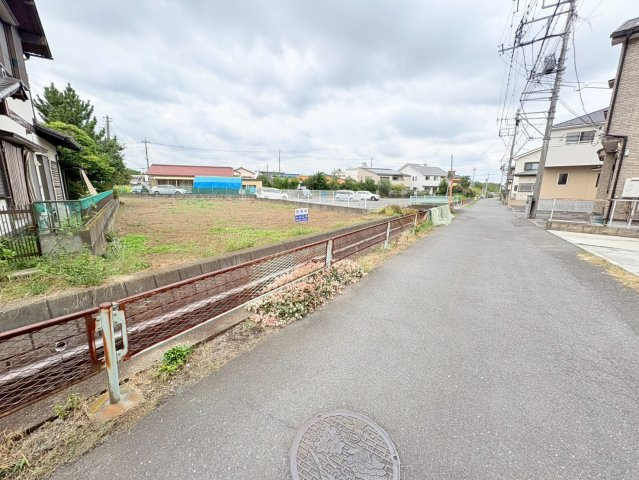 狭山市鵜ノ木　建築条件なし売地　「入間市駅」徒歩15分　敷地140坪　【入間川小学区】の前面道路含む現地写真