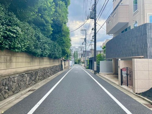 世田谷区深沢　リフォーム済中古戸建の前面道路含む現地写真