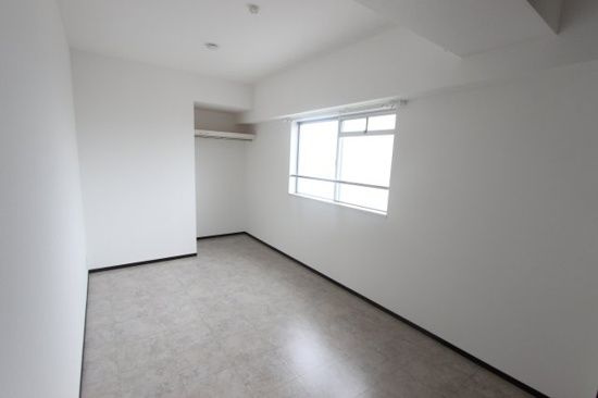 レジデンス光和Ⅱの寝室|広くて明るい寝室