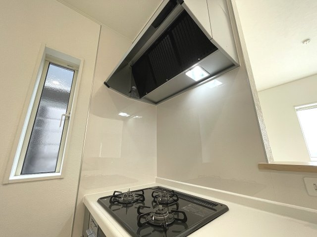 【キッチン】 | 和光市南1丁目　新築一戸建住宅　限定1棟（成増店） | 3口コンロを採用。