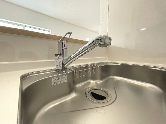 【キッチン】 | 和光市南1丁目　新築一戸建住宅　限定1棟（成増店） | 浄水器内蔵（カートリッジ式）水栓採用。
