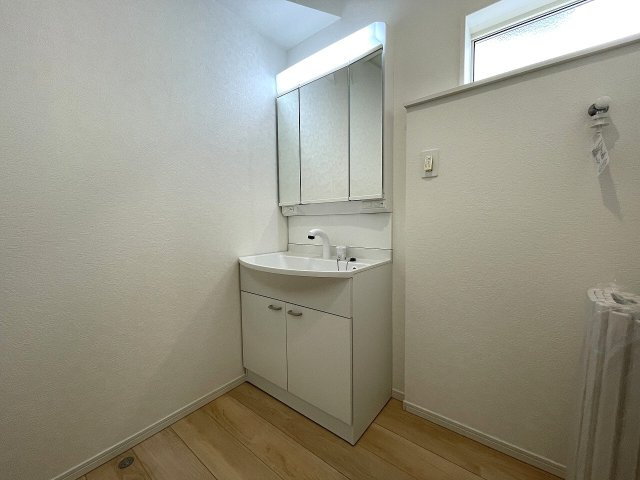 【洗面所】 | 和光市南1丁目　新築一戸建住宅　限定1棟（成増店） | 収納力のある三面鏡付洗面化粧台。