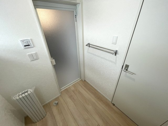 【独立洗面台】 | 和光市南1丁目　新築一戸建住宅　限定1棟（成増店） | 壁にはタオル掛け付。