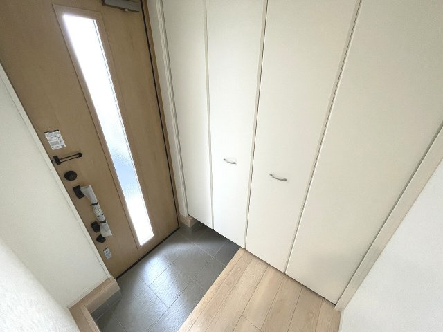 【玄関】 | 和光市南1丁目　新築一戸建住宅　限定1棟（成増店） | 玄関にはクローゼットタイプのシューズクロークを採用。