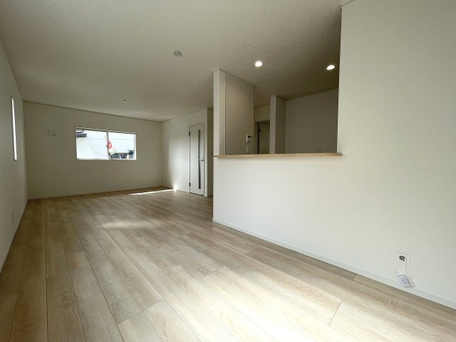 【居間・リビング】 | 和光市南1丁目　新築一戸建住宅　限定1棟（成増店） | 配膳がスムーズに出来、開放感のある人気のカウンターキッチンを採用。