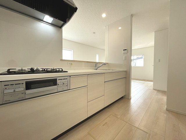 【キッチン】 | 和光市南1丁目　新築一戸建住宅　限定1棟（成増店） | 使いやすい対面式システムキッチン。床下収納も重宝します。