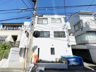 【外観】 | 手入れの行き届いた外壁やエントランスなど、「見ればわかる」レベルで清潔感を保ったマンションです。築年数を感じさせない姿で皆様をお出迎えします。～即日のご見学可能～　お問合せはお気軽にどうぞ。