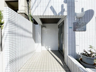 【エントランス】 | オートロックを備えた、マンションのエントランス。やはりセキュリティの観点は欠かすことができません。皆様を“安全”に送り出し、出迎えてくれます。～即日のご見学可能～　お問合せはお気軽にどうぞ。