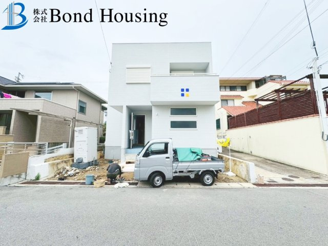 「LDKは広々約18帖」「南向きバルコニー」　塩屋町6丁目の駐車場