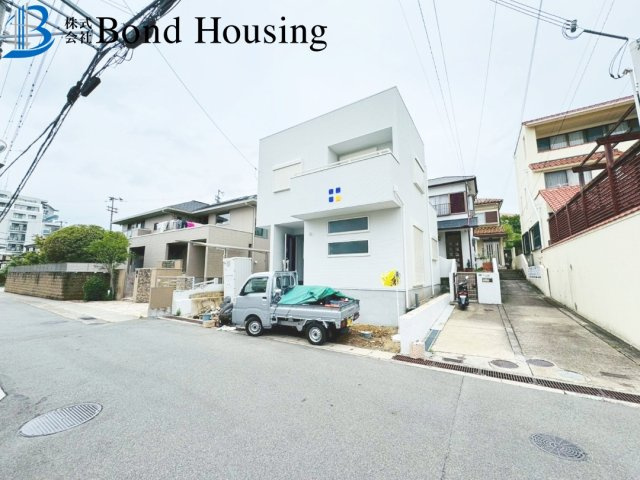 「LDKは広々約18帖」「南向きバルコニー」　塩屋町6丁目の駐車場