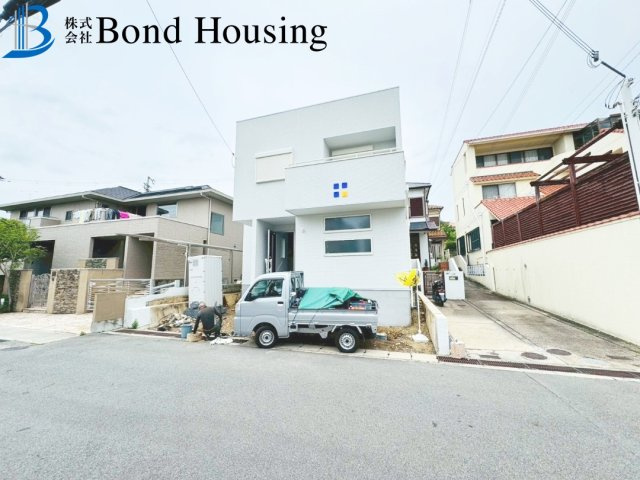 「LDKは広々約18帖」「南向きバルコニー」　塩屋町6丁目の駐車場