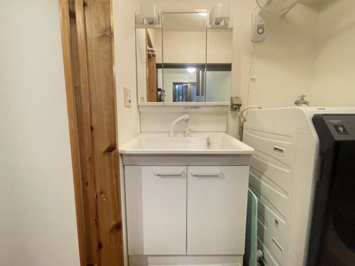 【独立洗面台】 | コミュニティハウス嘉数 | J号室　三面鏡付き洗髪洗面化粧台♪