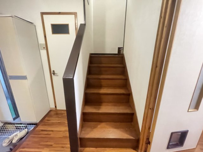 【内装】 | コミュニティハウス嘉数 | J号室　2階へ続く階段♪