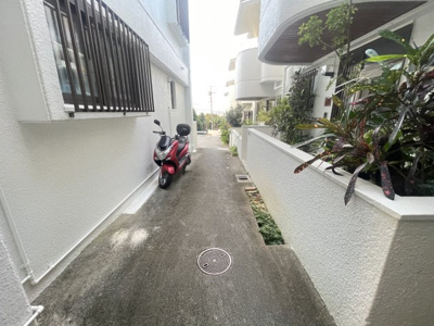  | コミュニティハウス嘉数 | J号室　玄関へ続くエントランス♪