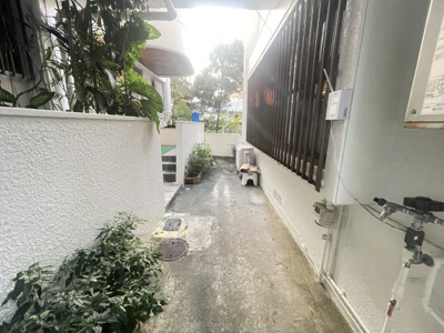  | コミュニティハウス嘉数 | J号室　玄関へ続くエントランス♪