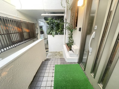 【玄関】 | コミュニティハウス嘉数 | J号室　十分な広さの玄関です♪