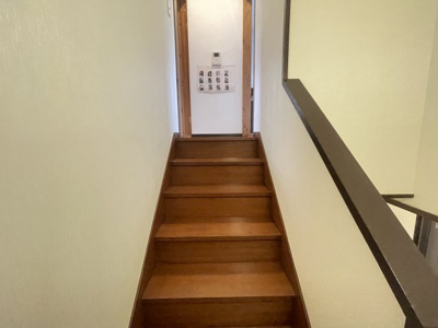 【内装】 | コミュニティハウス嘉数 | J号室　2階へ続く階段♪