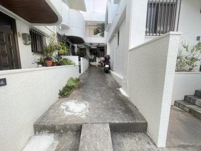 【外観】 | コミュニティハウス嘉数 | J号室　玄関へと導くエントランス♪