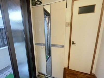 【玄関】 | コミュニティハウス嘉数 | J号室　十分な収納付き玄関♪