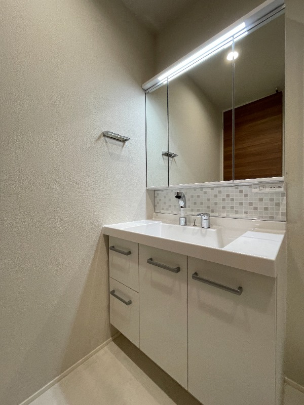 プレミアス上野毛の洗面所|三面鏡洗面台で収納もたっぷり♪