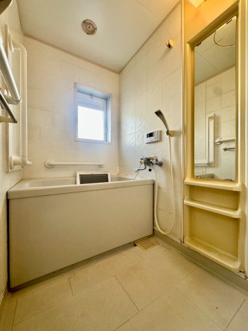 香里三井F住宅83号棟の浴室|マンションには珍しく、トイレ・浴室に窓付きです。
(令和4年8月頃浴室内バリアフリー工事済み)