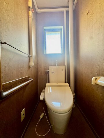 香里三井F住宅83号棟のトイレ|トイレにも窓付きで換気も安心です！
温水洗浄便座付きトイレ。