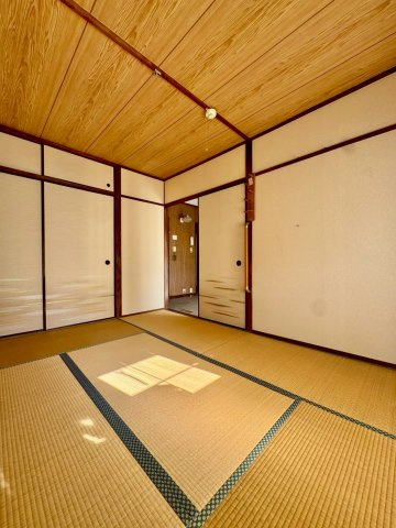 香里三井F住宅83号棟の和室|約6帖の和室。全居室押入れ収納付きです！
バルコニーに面して明るく風通しの良いお部屋です。