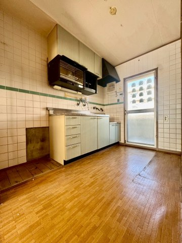 香里三井F住宅83号棟のキッチン|キッチン横には勝手口付きで換気も安心です！
スペースがあるのでお好みの食器棚など置いていただけます。