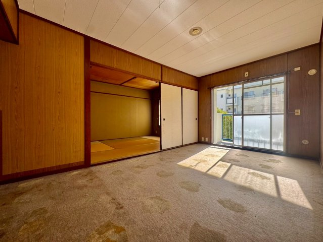 香里三井F住宅83号棟の居間・リビング|約10.5帖。陽当りが良く明るいリビングです。
隣接する洋室の襖を開けて開放的な空間にもできます！