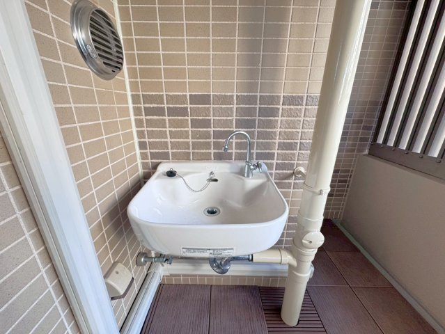 京都市営烏丸線「烏丸御池」駅徒歩５分◆リフォーム済み角住戸３ＬＤＫ◆ペット可◆パークホームズ烏丸御池のバルコニー|スロップシンク