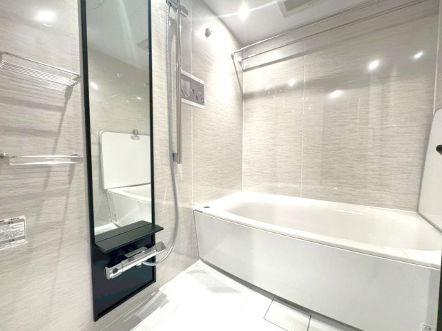 京都市営烏丸線「烏丸御池」駅徒歩５分◆リフォーム済み角住戸３ＬＤＫ◆ペット可◆パークホームズ烏丸御池の浴室|浴室