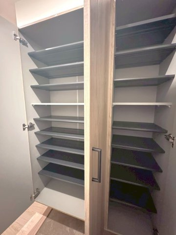 京都市営烏丸線「烏丸御池」駅徒歩５分◆リフォーム済み角住戸３ＬＤＫ◆ペット可◆パークホームズ烏丸御池の収納|シューズボックス