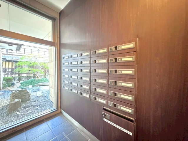 京都市営烏丸線「烏丸御池」駅徒歩５分◆リフォーム済み角住戸３ＬＤＫ◆ペット可◆パークホームズ烏丸御池のその他共用部分|郵便受けポスト
