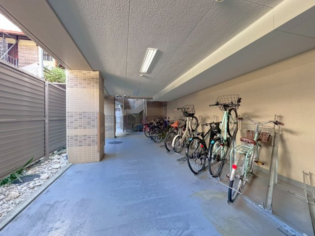 京都市営烏丸線「烏丸御池」駅徒歩５分◆リフォーム済み角住戸３ＬＤＫ◆ペット可◆パークホームズ烏丸御池の駐輪場|駐輪場
