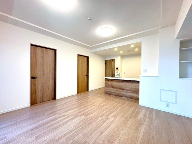 京都市営烏丸線「烏丸御池」駅徒歩５分◆リフォーム済み角住戸３ＬＤＫ◆ペット可◆パークホームズ烏丸御池の居間・リビング|リビング