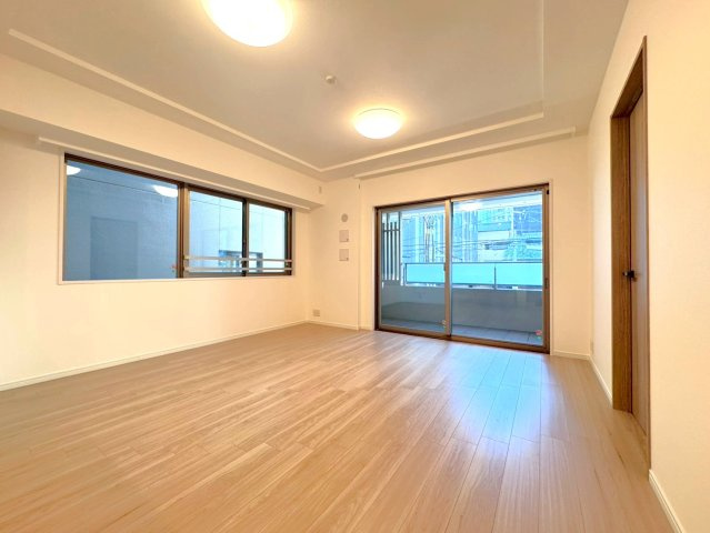 京都市営烏丸線「烏丸御池」駅徒歩５分◆リフォーム済み角住戸３ＬＤＫ◆ペット可◆パークホームズ烏丸御池の居間・リビング|リビング